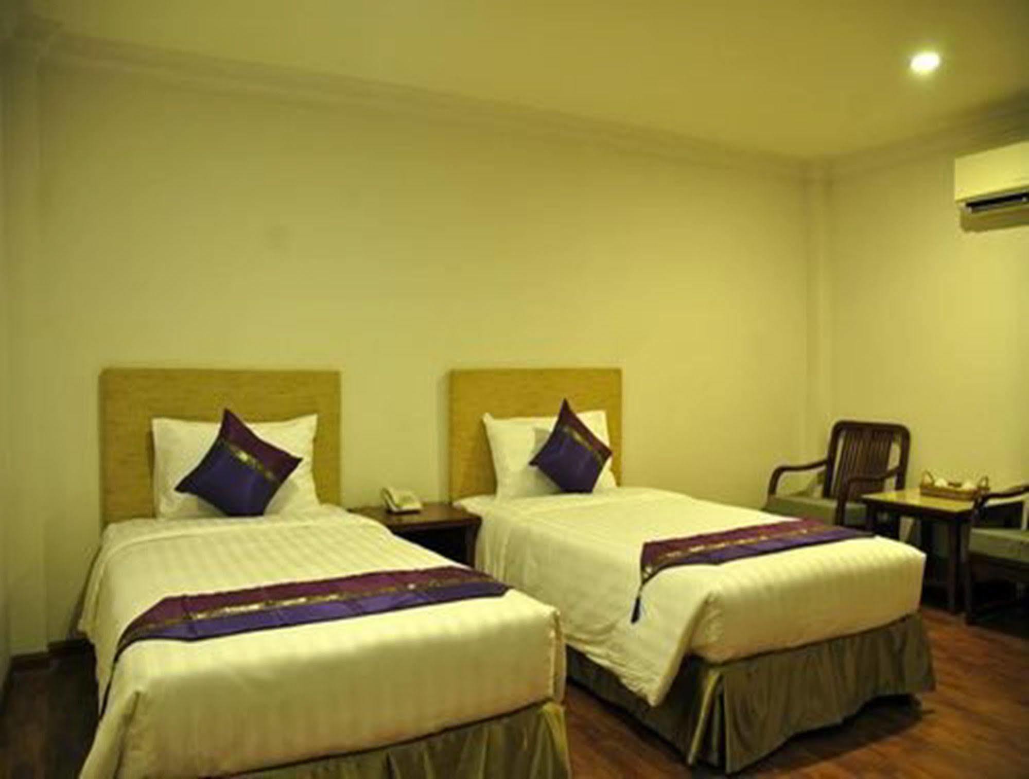 Hotel K Янгон Экстерьер фото