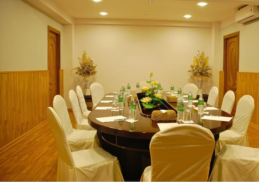 Hotel K Янгон Экстерьер фото